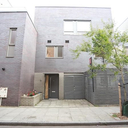 Spacious 3-Story Retreat With Rooftop Terrace And Modern Amenities 런던 외부 사진