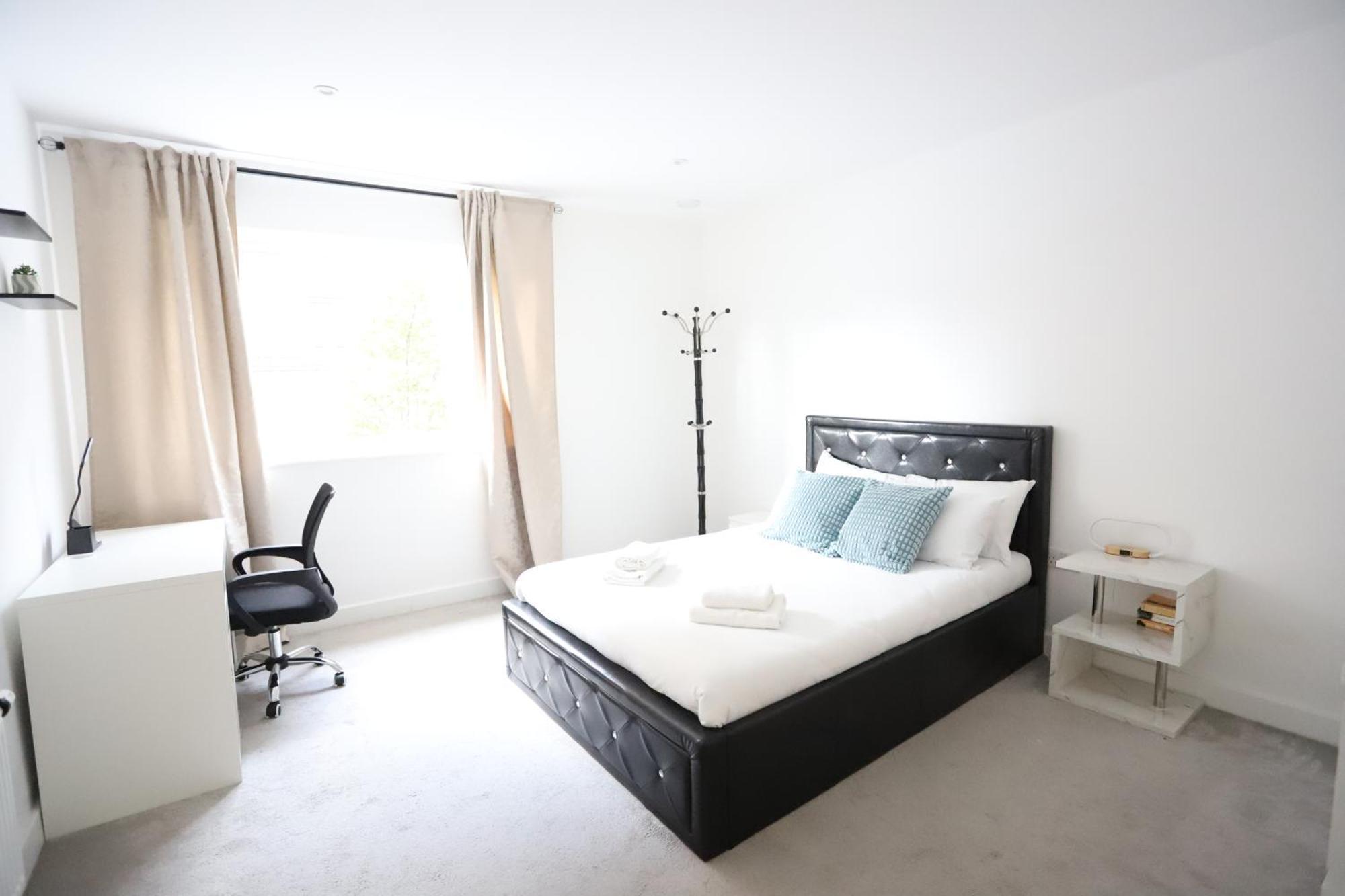 Spacious 3-Story Retreat With Rooftop Terrace And Modern Amenities 런던 외부 사진