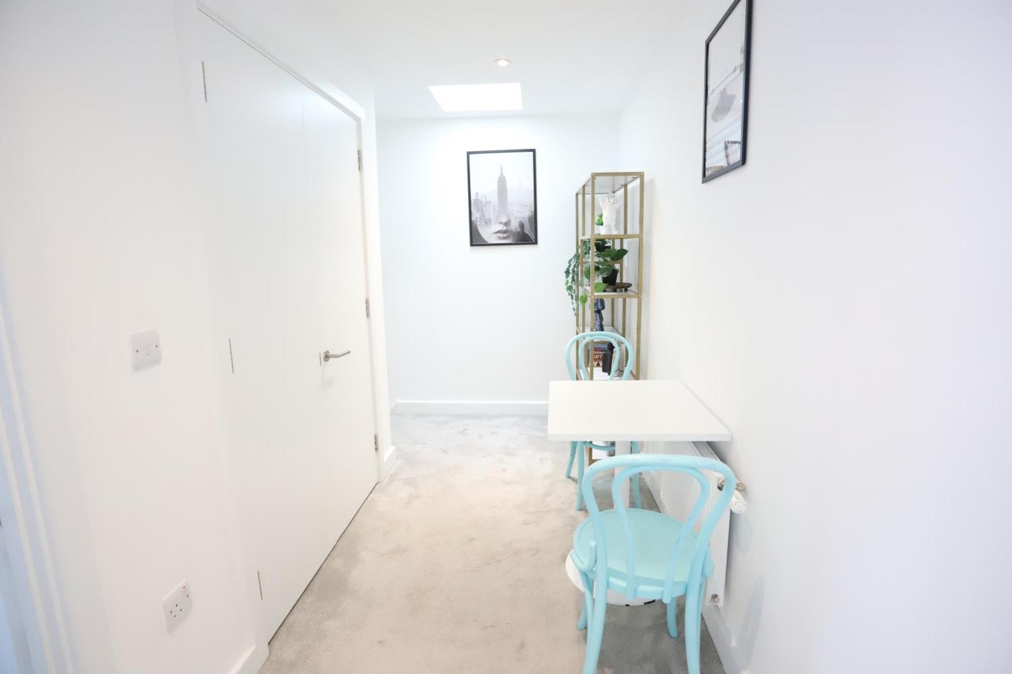 Spacious 3-Story Retreat With Rooftop Terrace And Modern Amenities 런던 외부 사진