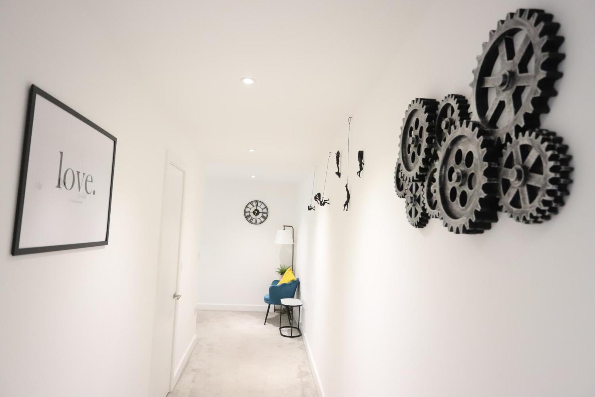 Spacious 3-Story Retreat With Rooftop Terrace And Modern Amenities 런던 외부 사진