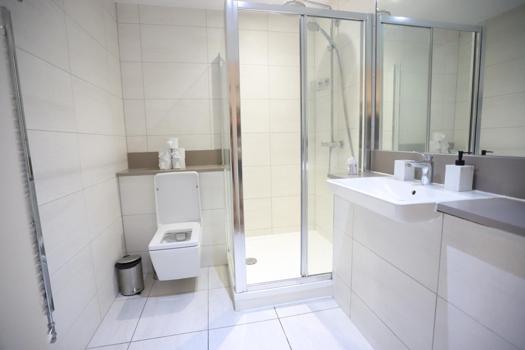 Spacious 3-Story Retreat With Rooftop Terrace And Modern Amenities 런던 외부 사진