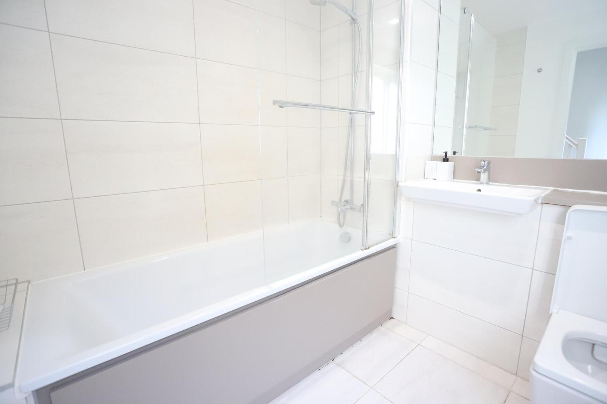 Spacious 3-Story Retreat With Rooftop Terrace And Modern Amenities 런던 외부 사진