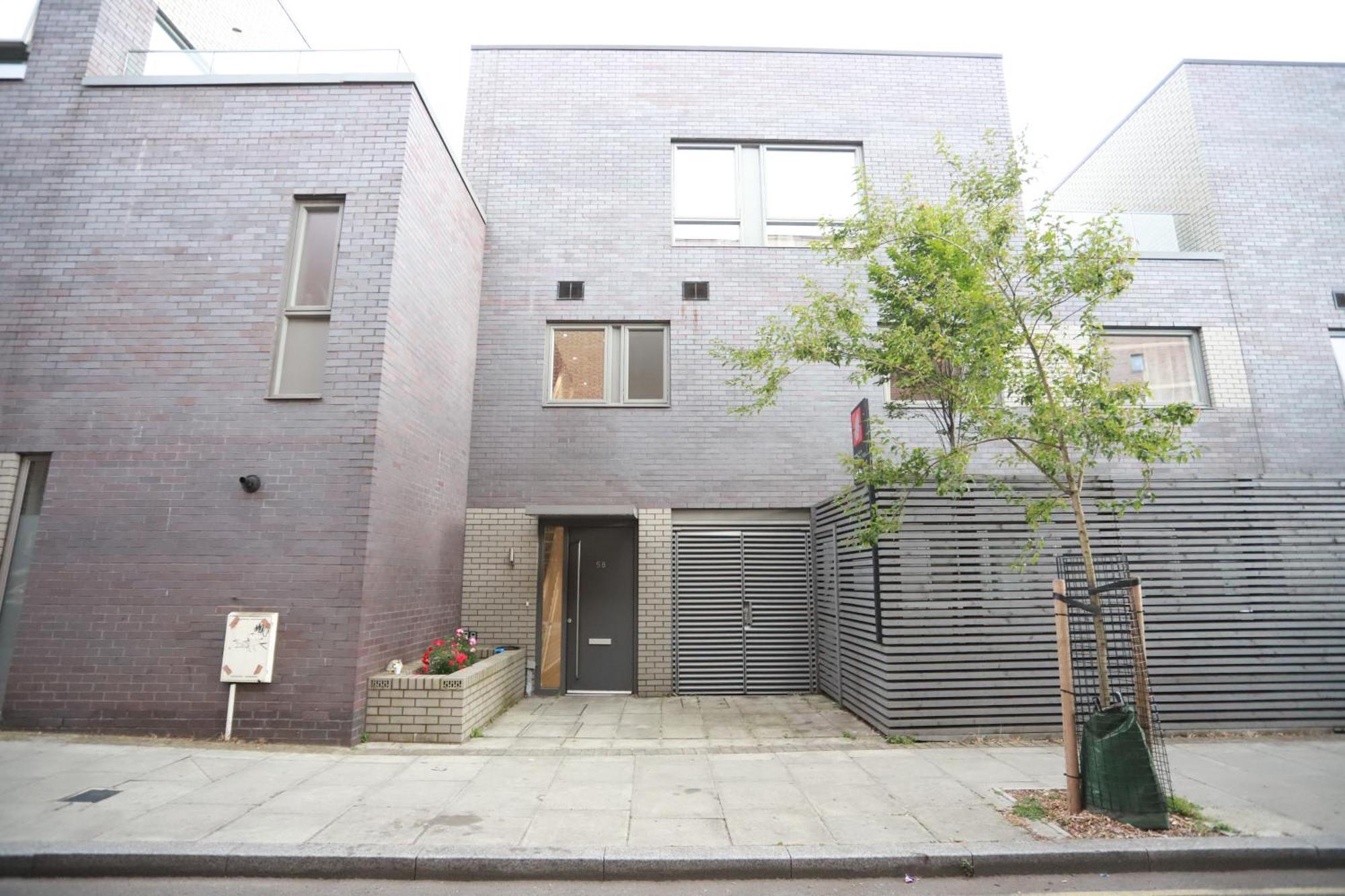 Spacious 3-Story Retreat With Rooftop Terrace And Modern Amenities 런던 외부 사진