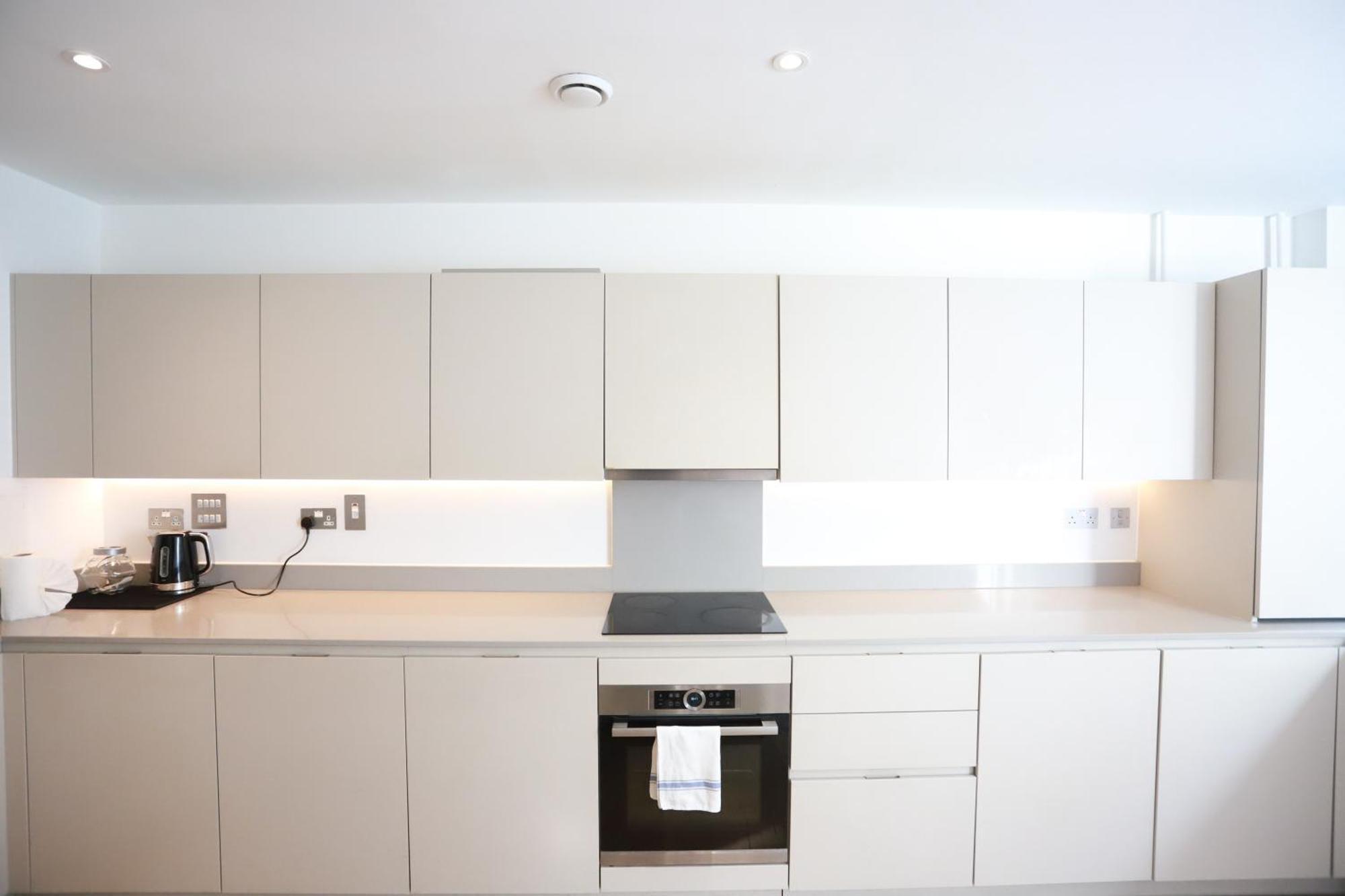 Spacious 3-Story Retreat With Rooftop Terrace And Modern Amenities 런던 외부 사진