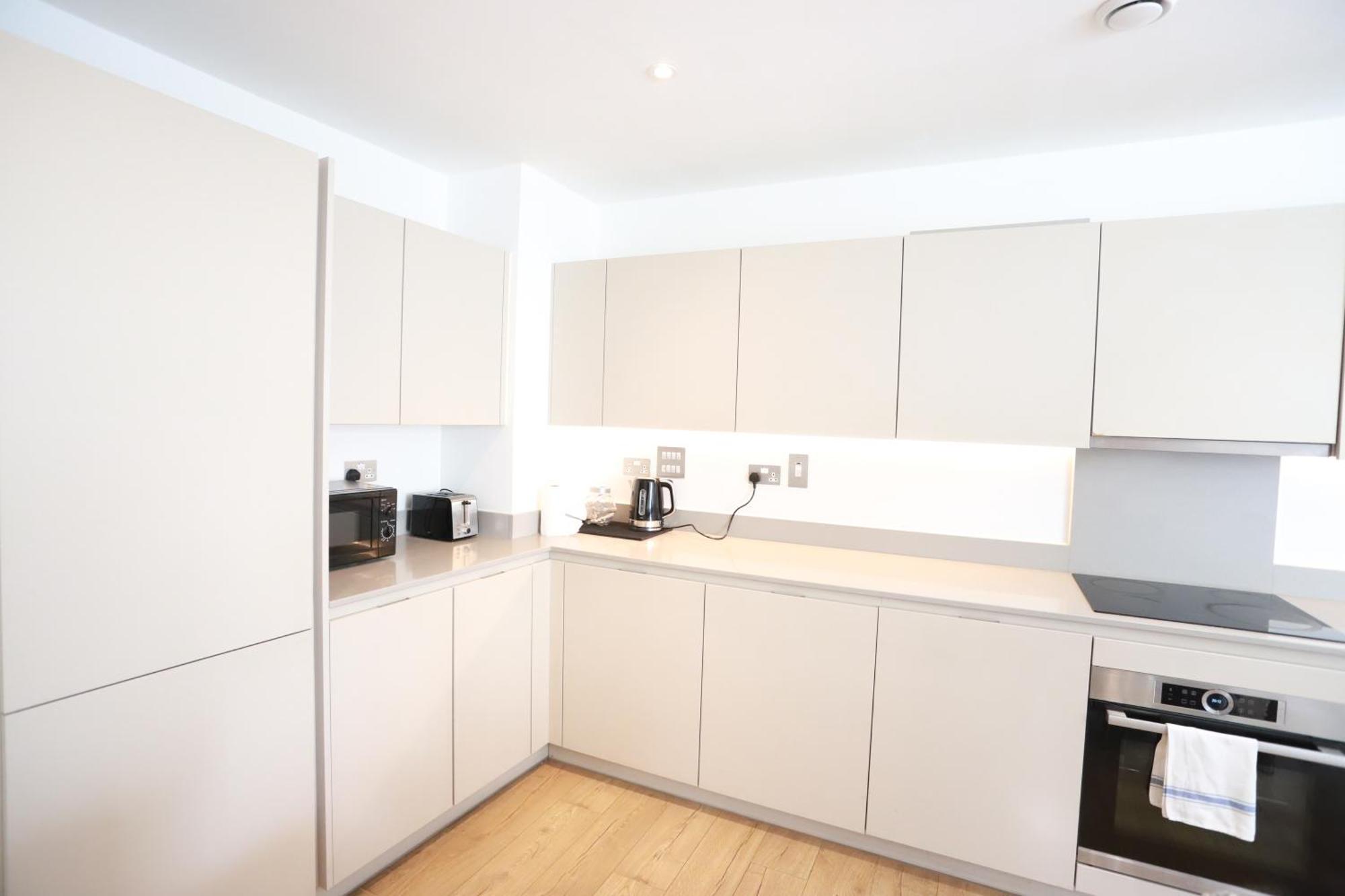 Spacious 3-Story Retreat With Rooftop Terrace And Modern Amenities 런던 외부 사진