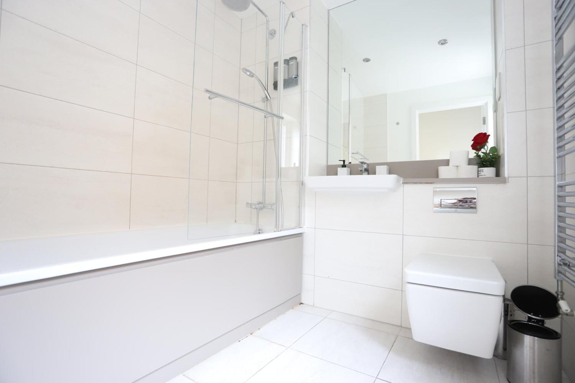 Spacious 3-Story Retreat With Rooftop Terrace And Modern Amenities 런던 외부 사진