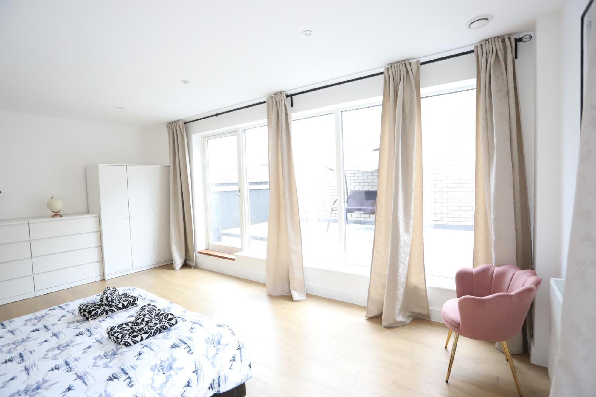 Spacious 3-Story Retreat With Rooftop Terrace And Modern Amenities 런던 외부 사진