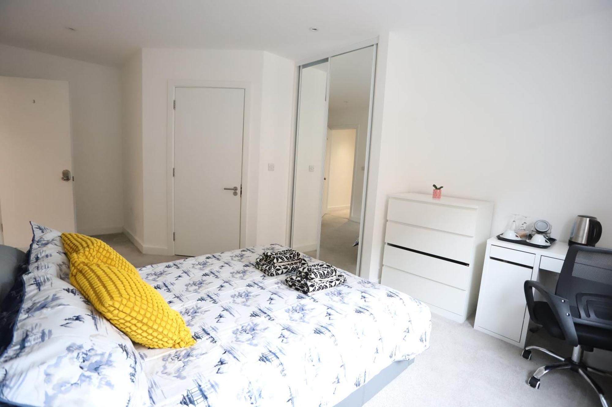 Spacious 3-Story Retreat With Rooftop Terrace And Modern Amenities 런던 외부 사진