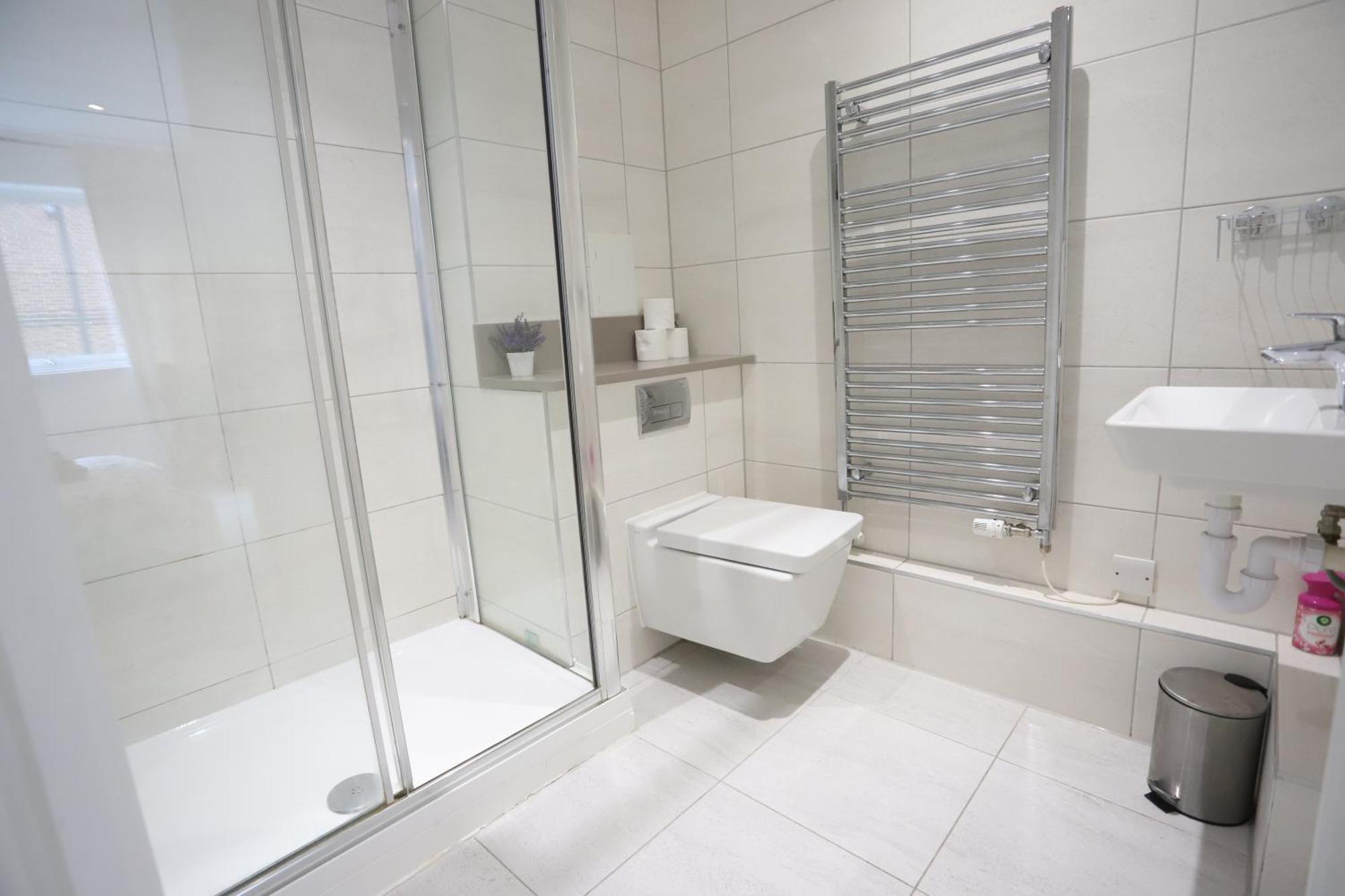 Spacious 3-Story Retreat With Rooftop Terrace And Modern Amenities 런던 외부 사진