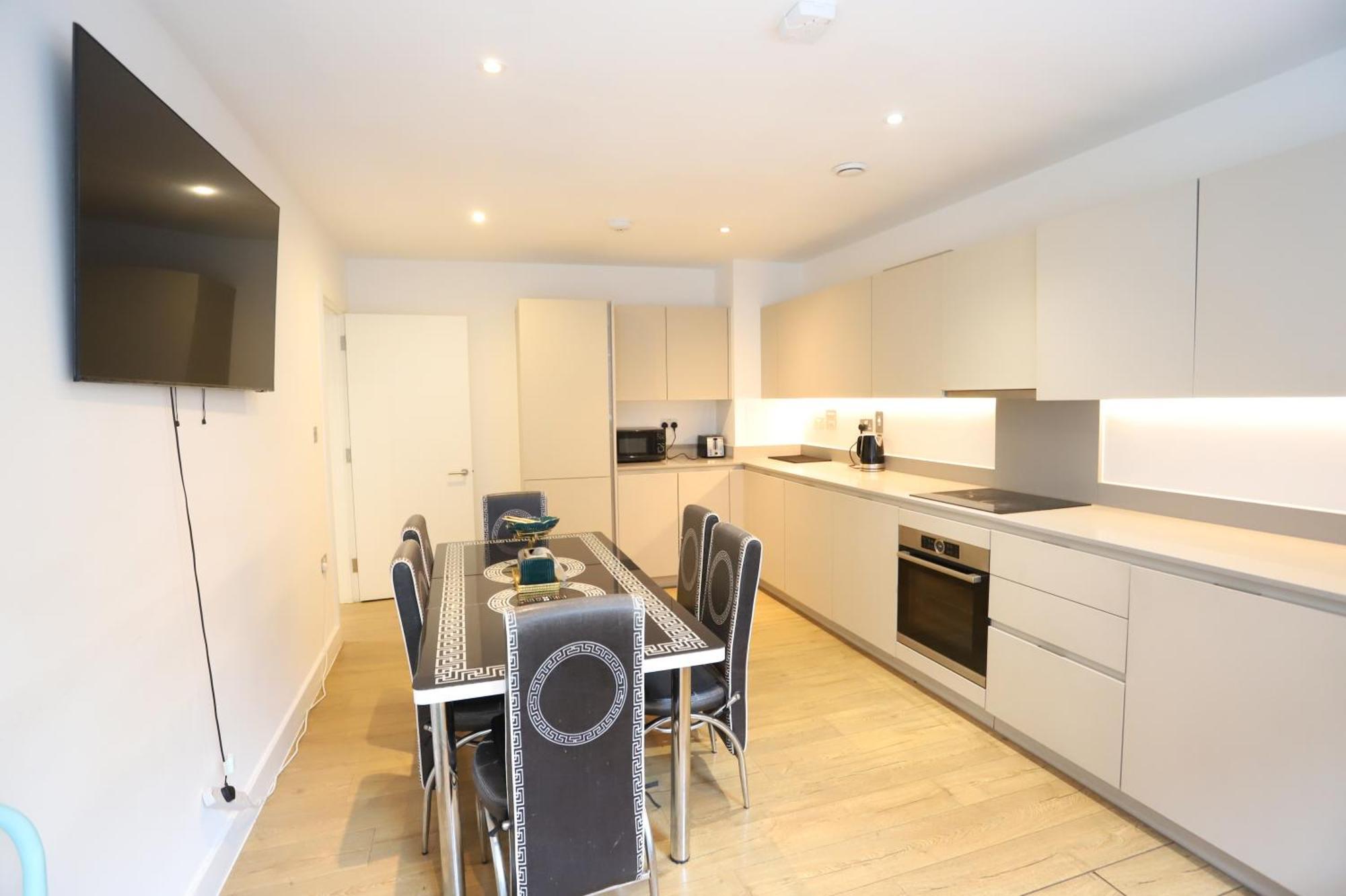 Spacious 3-Story Retreat With Rooftop Terrace And Modern Amenities 런던 외부 사진