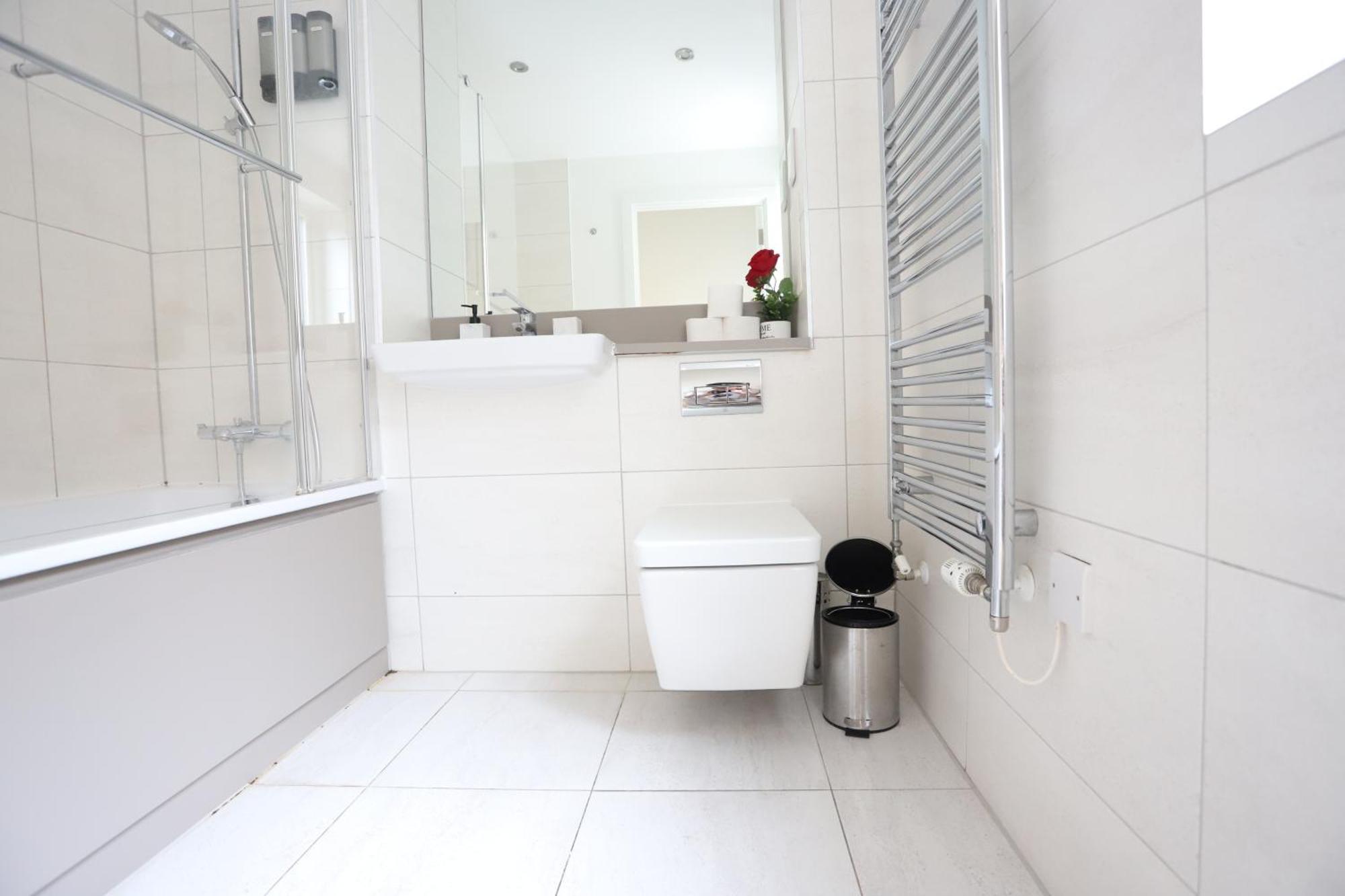 Spacious 3-Story Retreat With Rooftop Terrace And Modern Amenities 런던 외부 사진