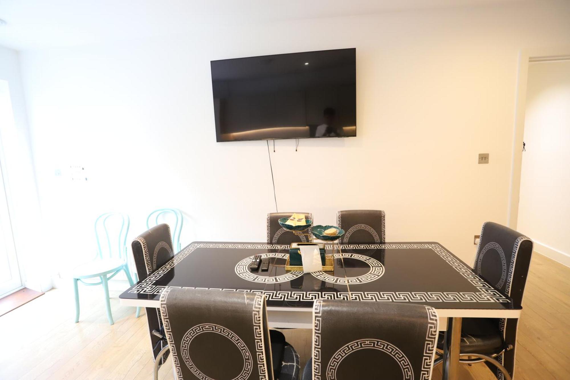 Spacious 3-Story Retreat With Rooftop Terrace And Modern Amenities 런던 외부 사진