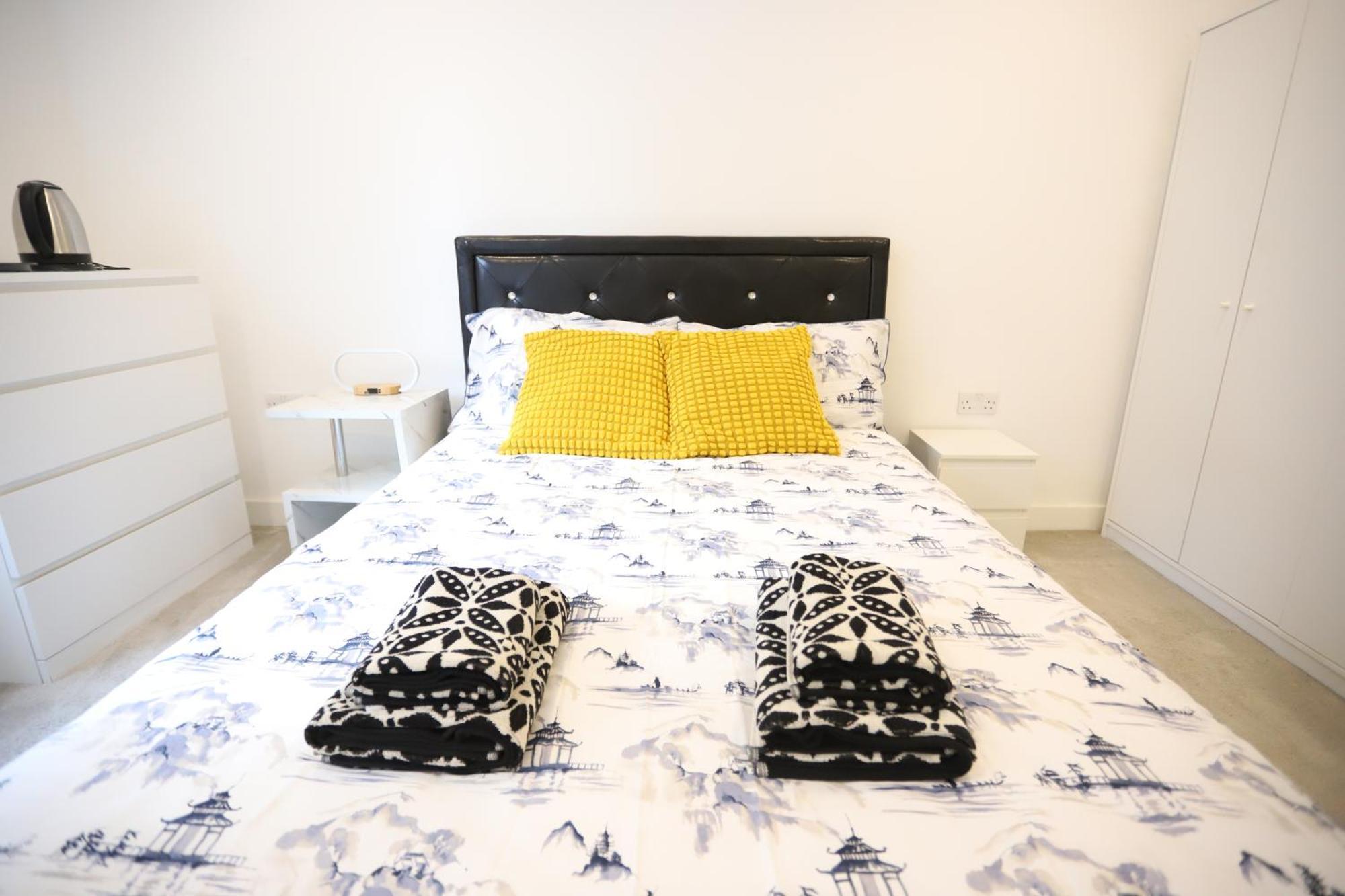 Spacious 3-Story Retreat With Rooftop Terrace And Modern Amenities 런던 외부 사진