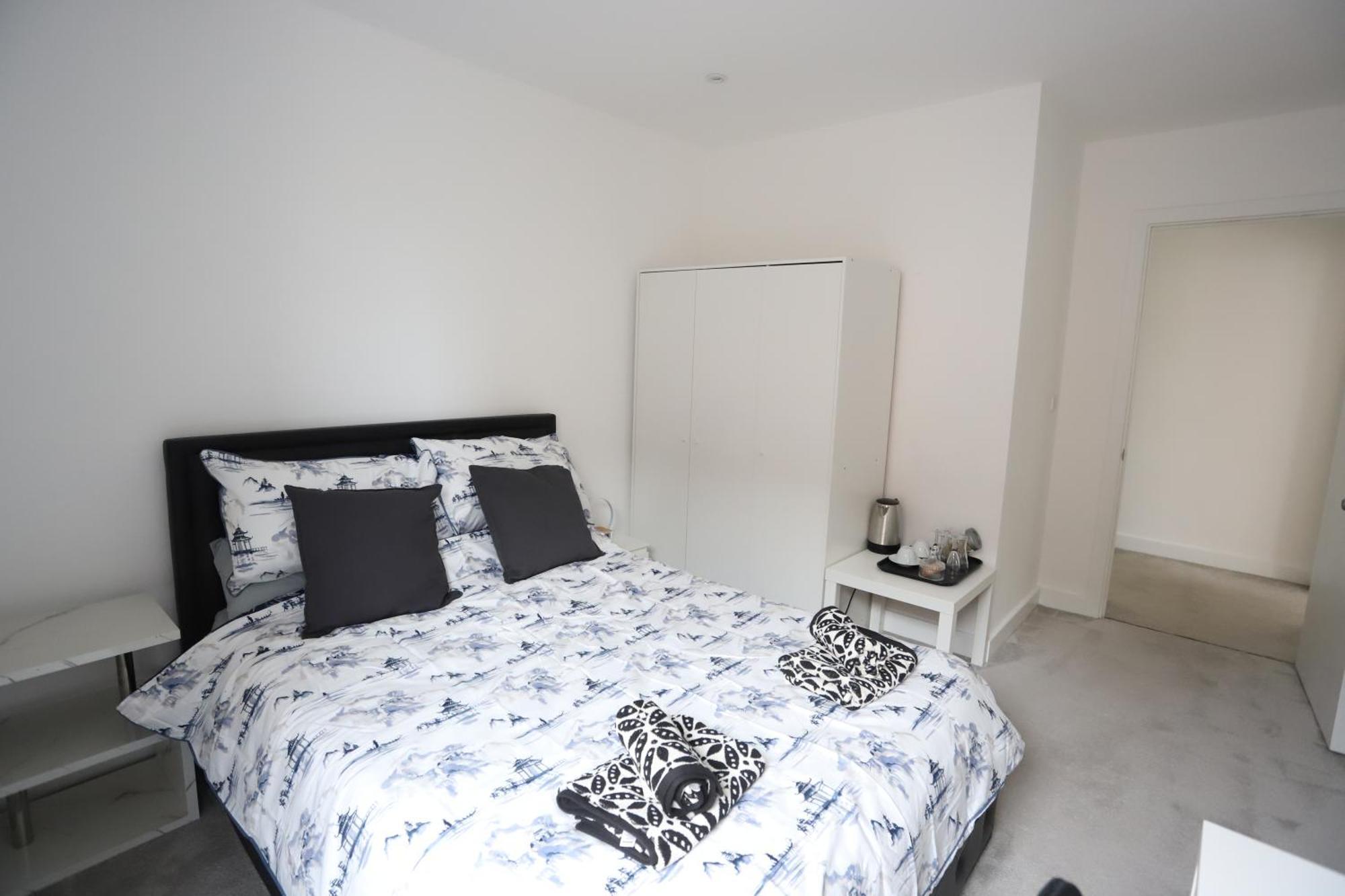 Spacious 3-Story Retreat With Rooftop Terrace And Modern Amenities 런던 외부 사진