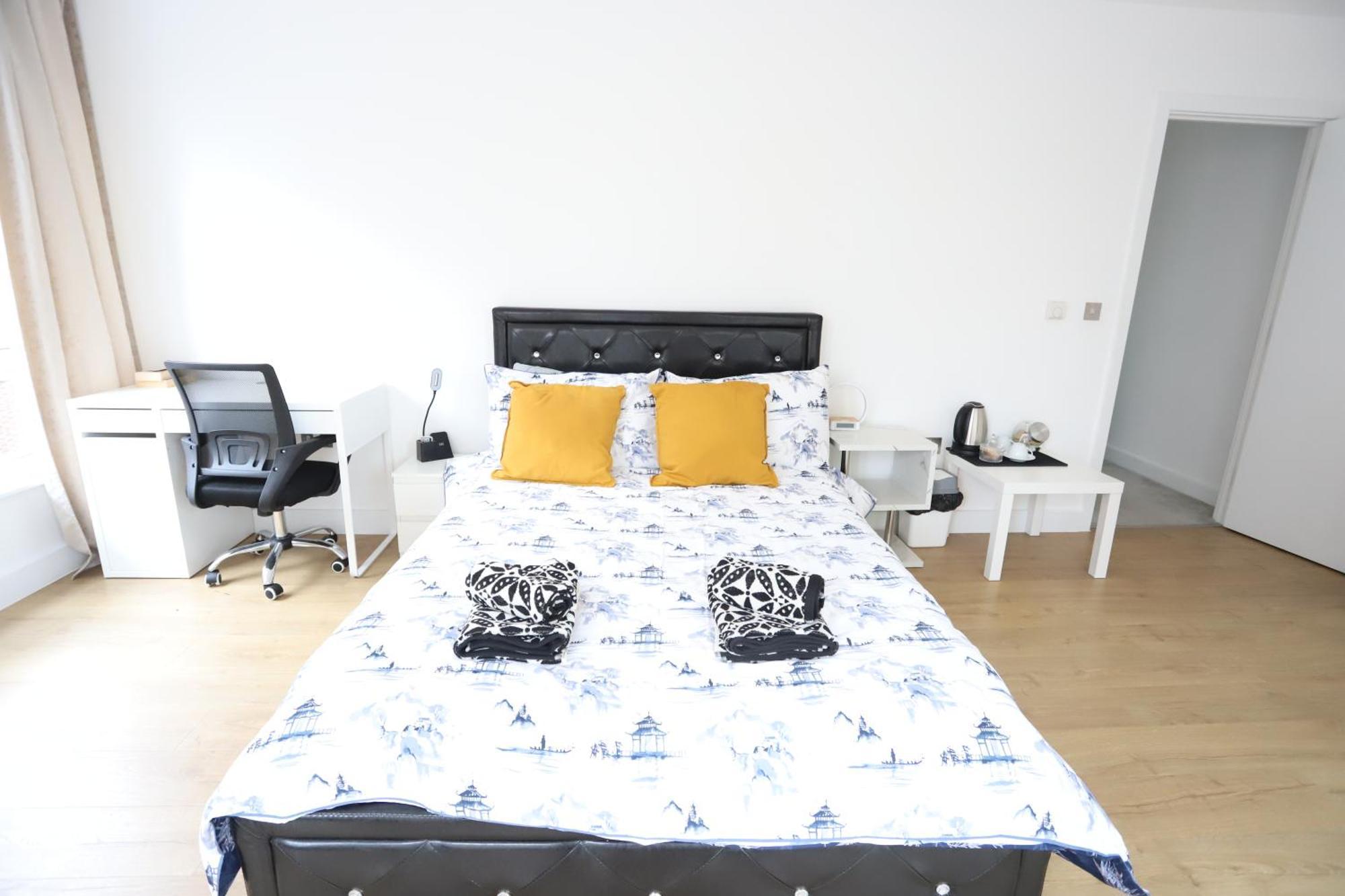Spacious 3-Story Retreat With Rooftop Terrace And Modern Amenities 런던 외부 사진