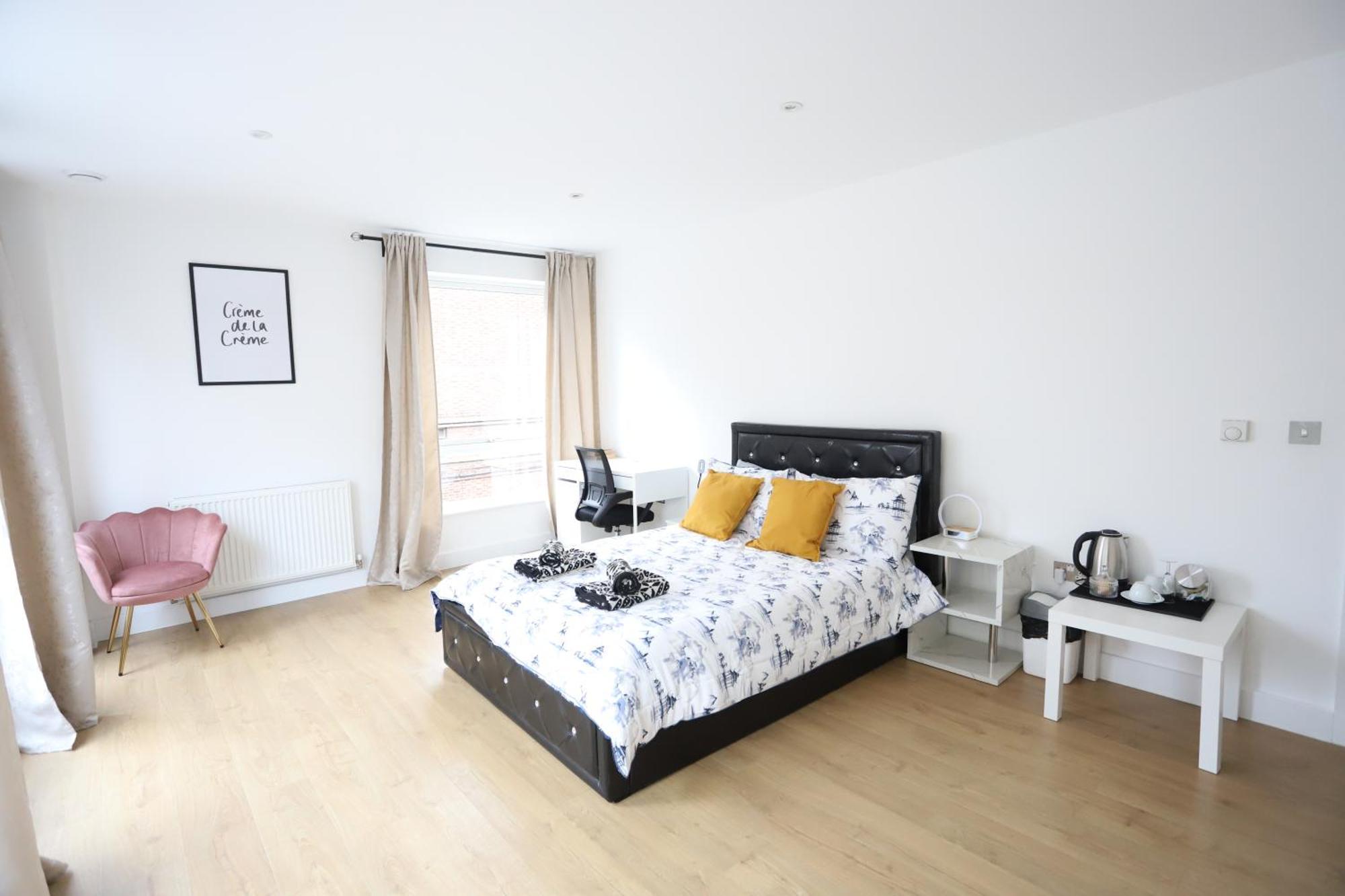 Spacious 3-Story Retreat With Rooftop Terrace And Modern Amenities 런던 외부 사진