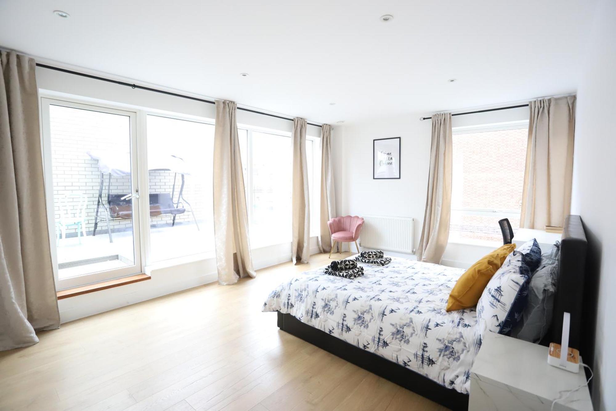 Spacious 3-Story Retreat With Rooftop Terrace And Modern Amenities 런던 외부 사진