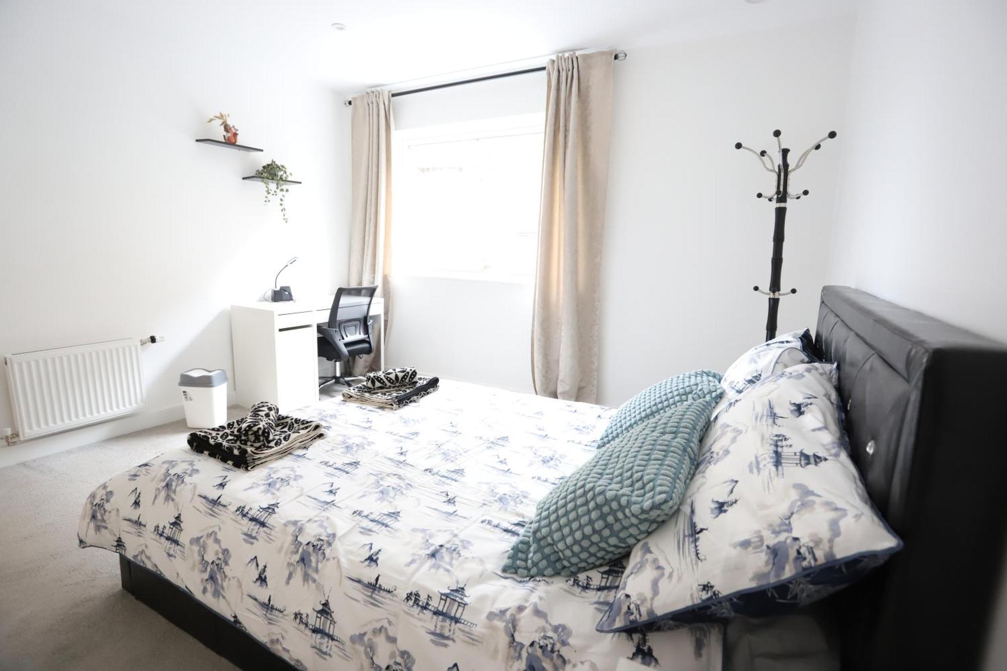 Spacious 3-Story Retreat With Rooftop Terrace And Modern Amenities 런던 외부 사진