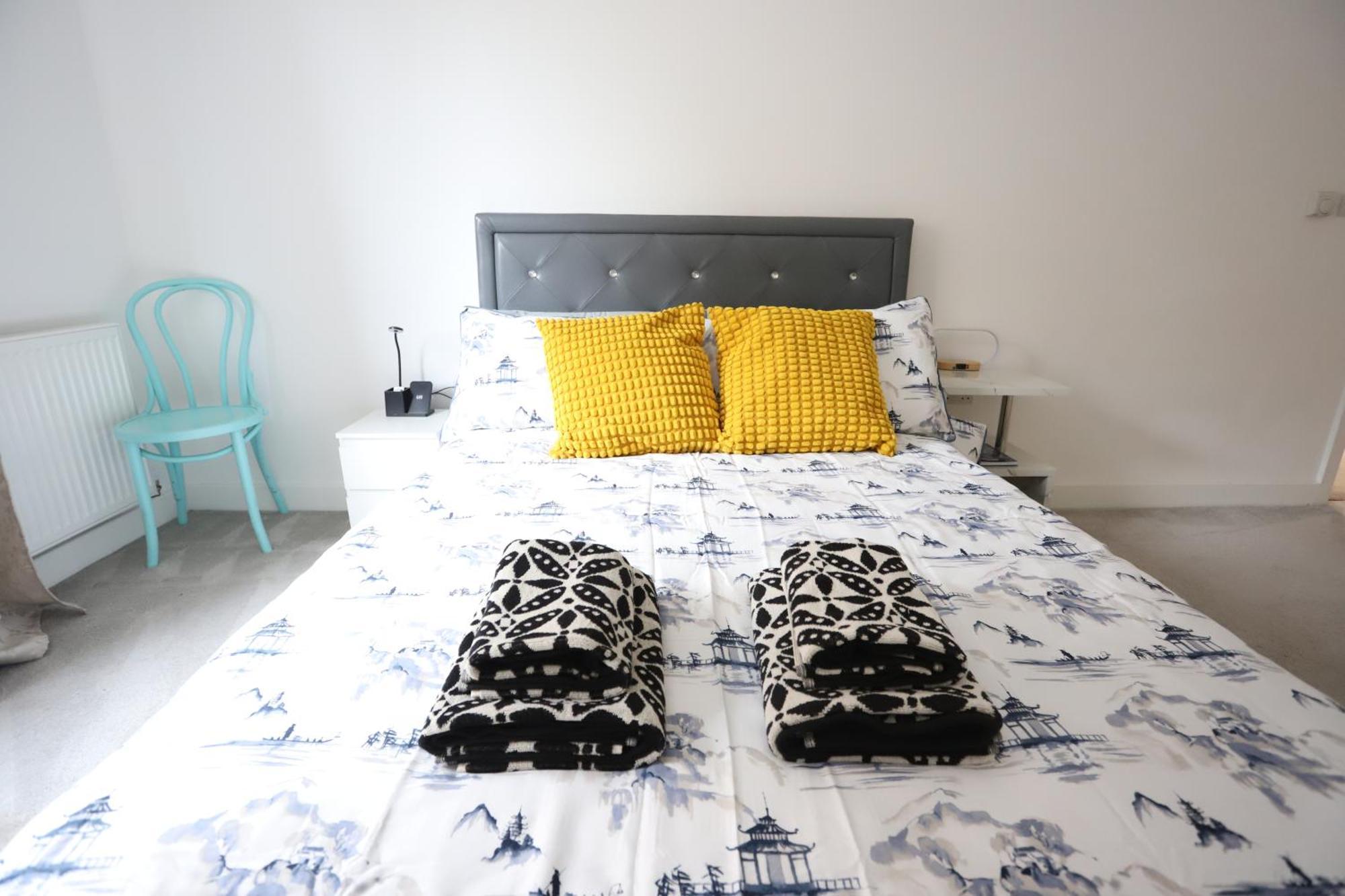 Spacious 3-Story Retreat With Rooftop Terrace And Modern Amenities 런던 외부 사진
