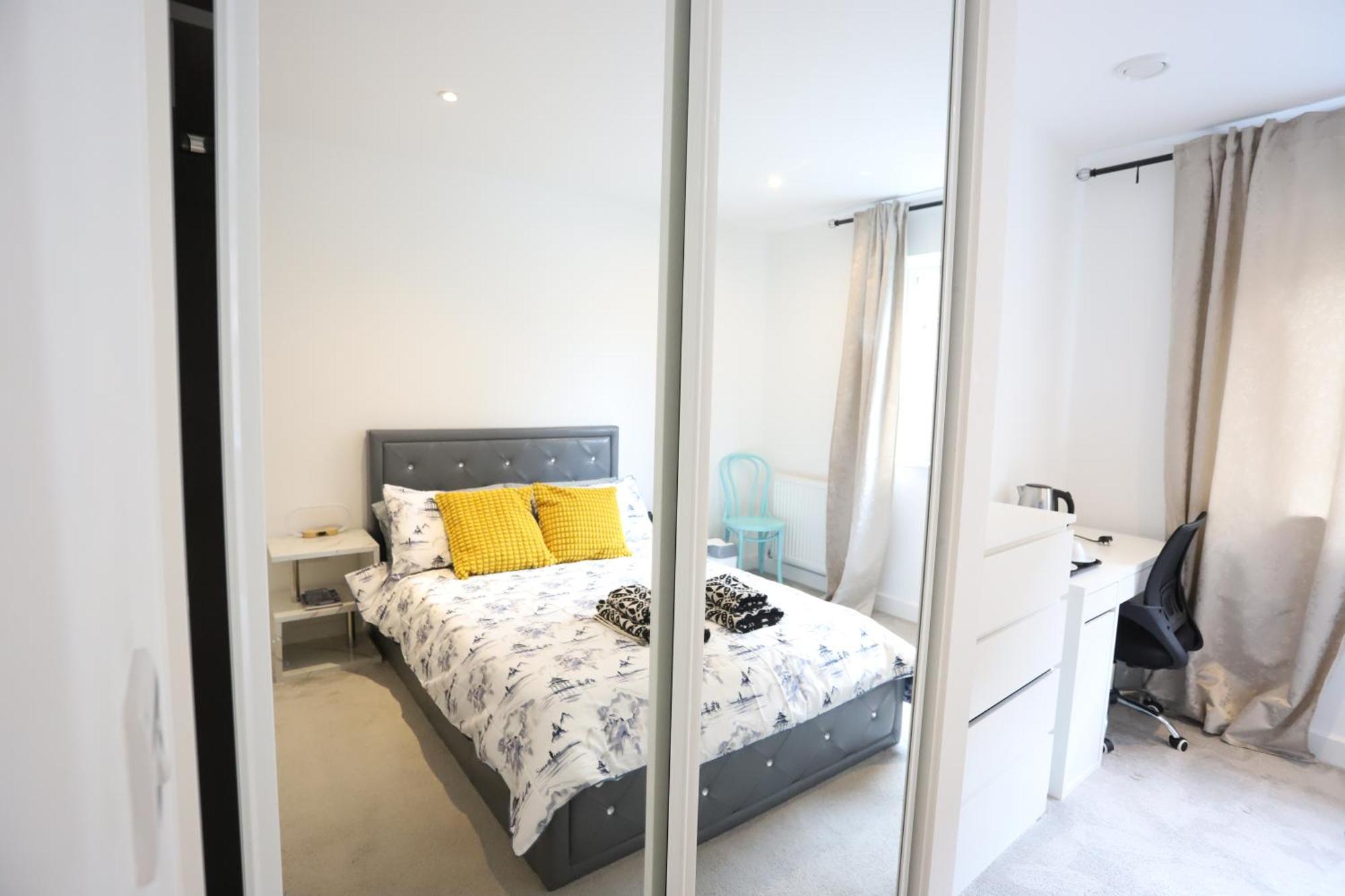 Spacious 3-Story Retreat With Rooftop Terrace And Modern Amenities 런던 외부 사진