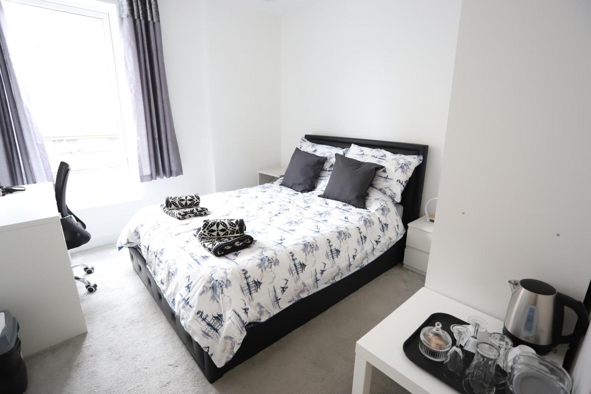 Spacious 3-Story Retreat With Rooftop Terrace And Modern Amenities 런던 외부 사진