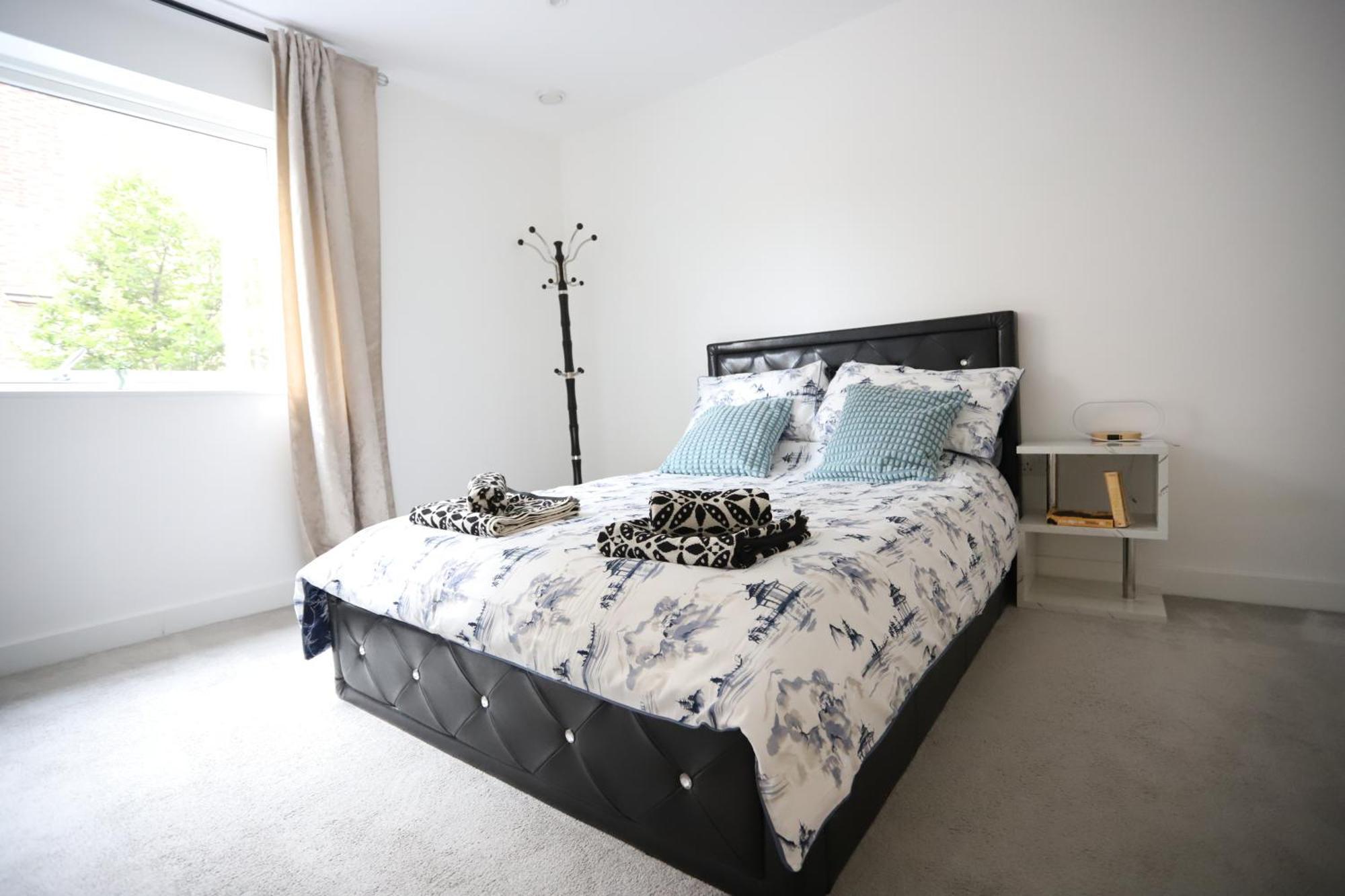 Spacious 3-Story Retreat With Rooftop Terrace And Modern Amenities 런던 외부 사진
