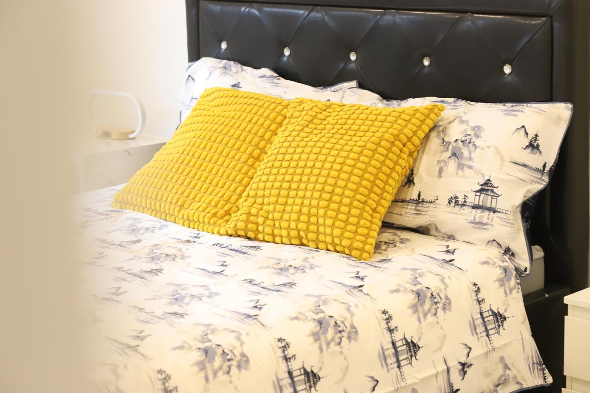 Spacious 3-Story Retreat With Rooftop Terrace And Modern Amenities 런던 외부 사진