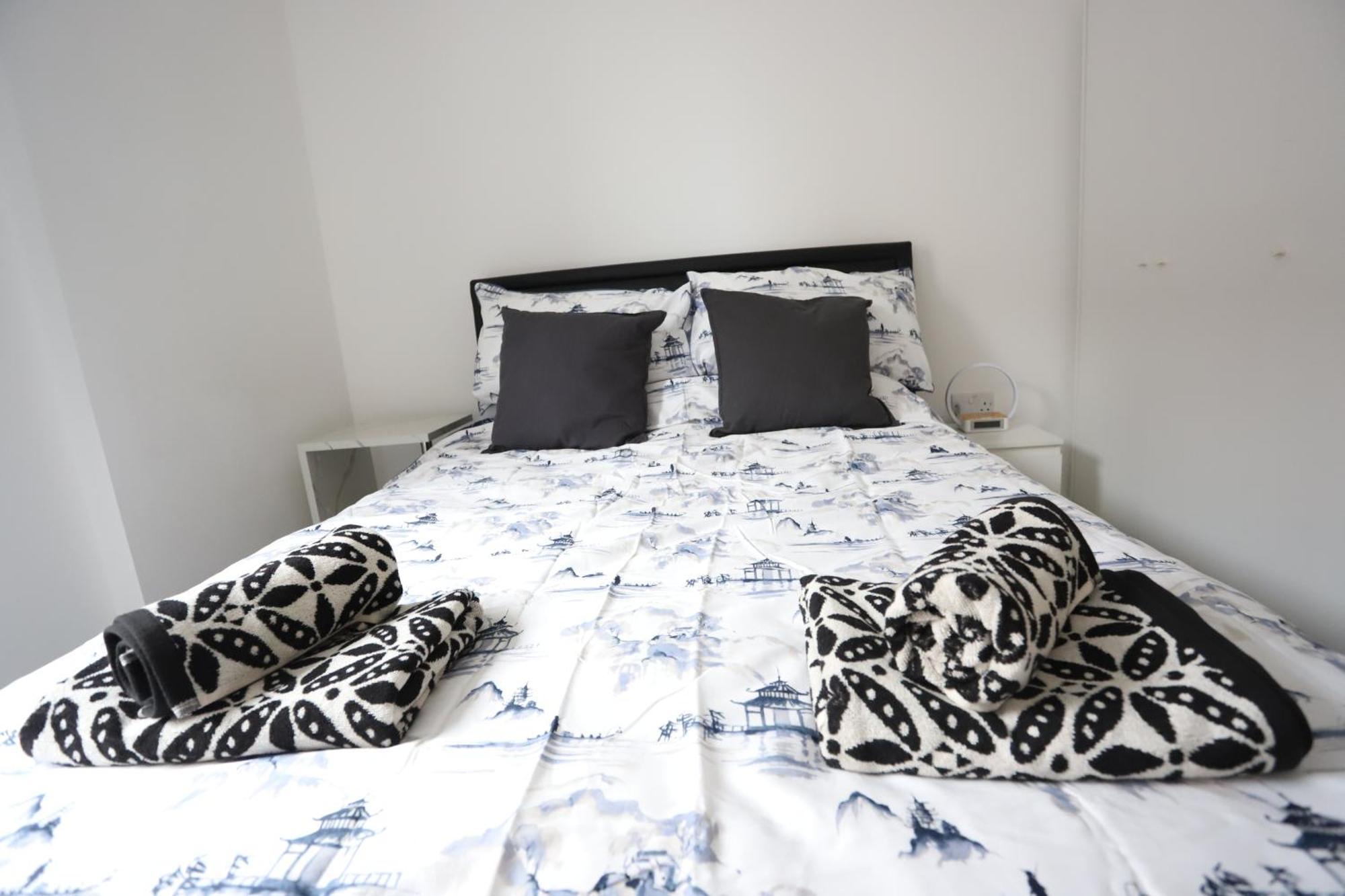 Spacious 3-Story Retreat With Rooftop Terrace And Modern Amenities 런던 외부 사진
