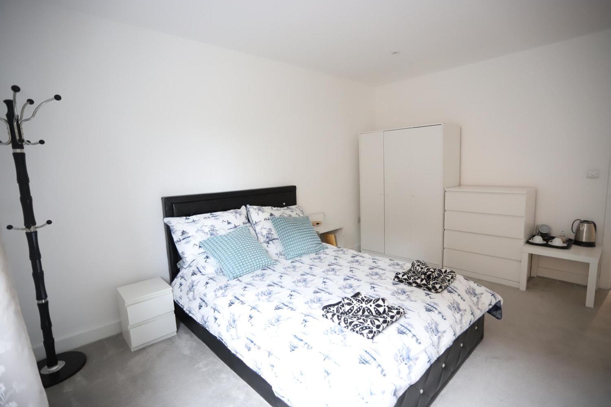 Spacious 3-Story Retreat With Rooftop Terrace And Modern Amenities 런던 외부 사진