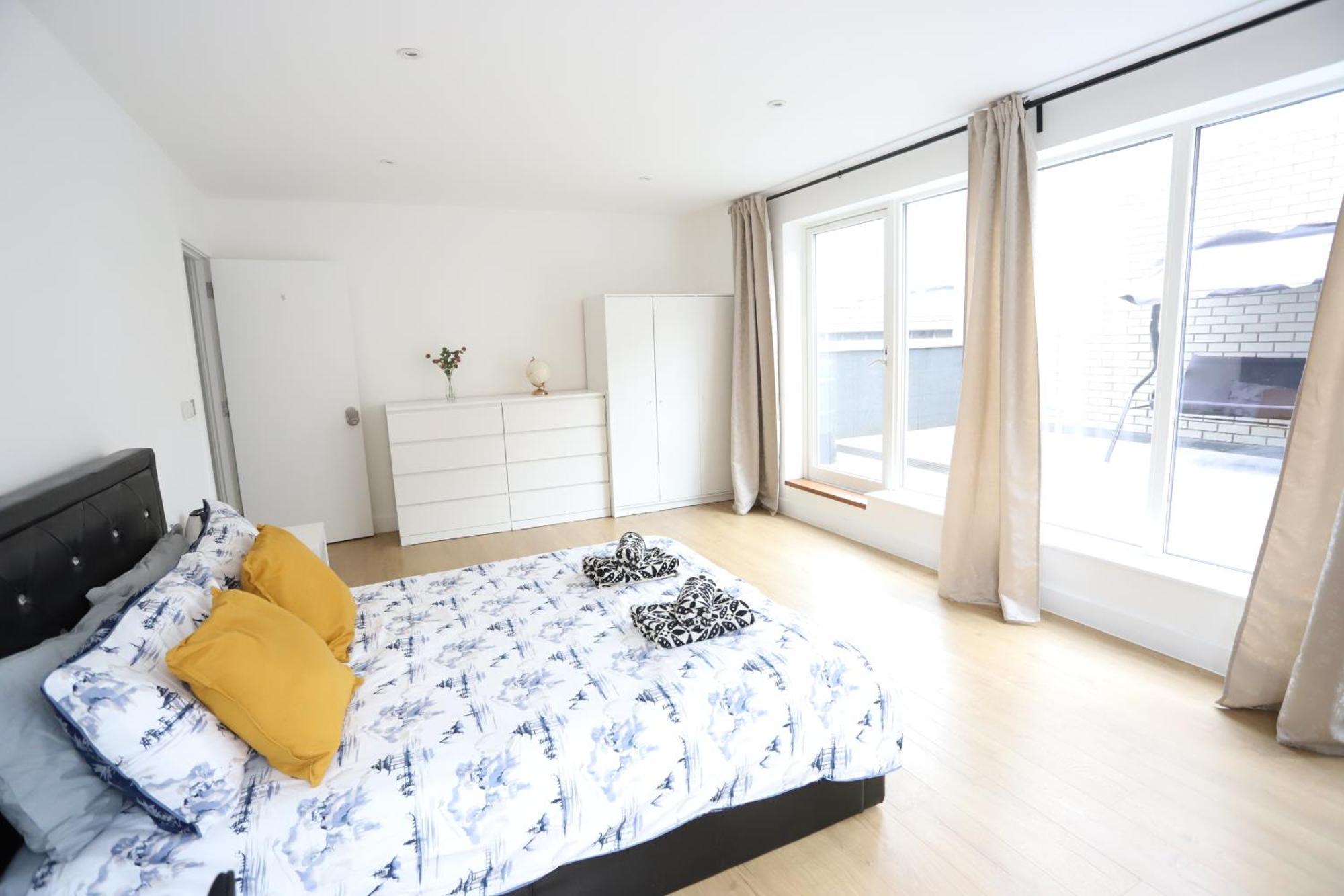 Spacious 3-Story Retreat With Rooftop Terrace And Modern Amenities 런던 외부 사진