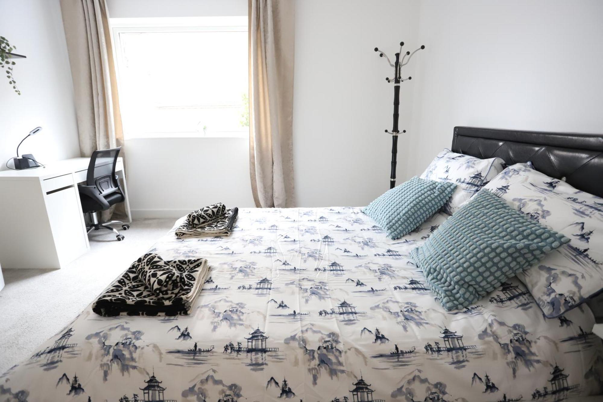 Spacious 3-Story Retreat With Rooftop Terrace And Modern Amenities 런던 외부 사진