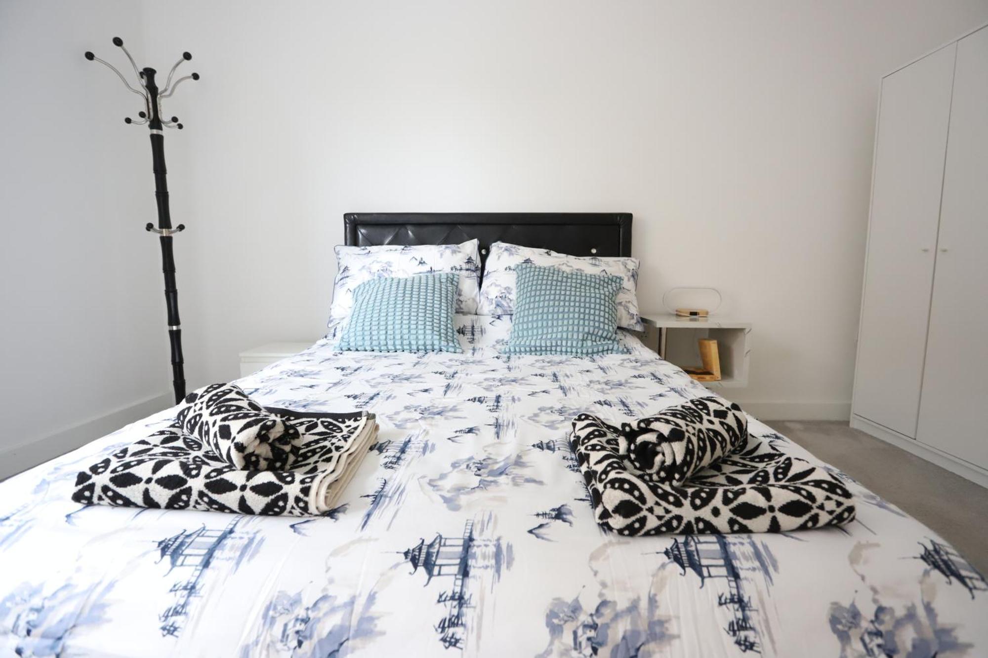 Spacious 3-Story Retreat With Rooftop Terrace And Modern Amenities 런던 외부 사진