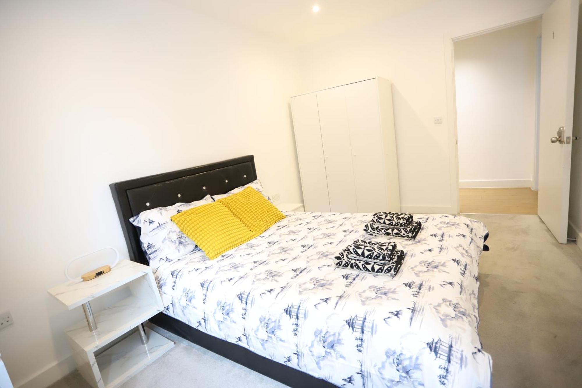 Spacious 3-Story Retreat With Rooftop Terrace And Modern Amenities 런던 외부 사진