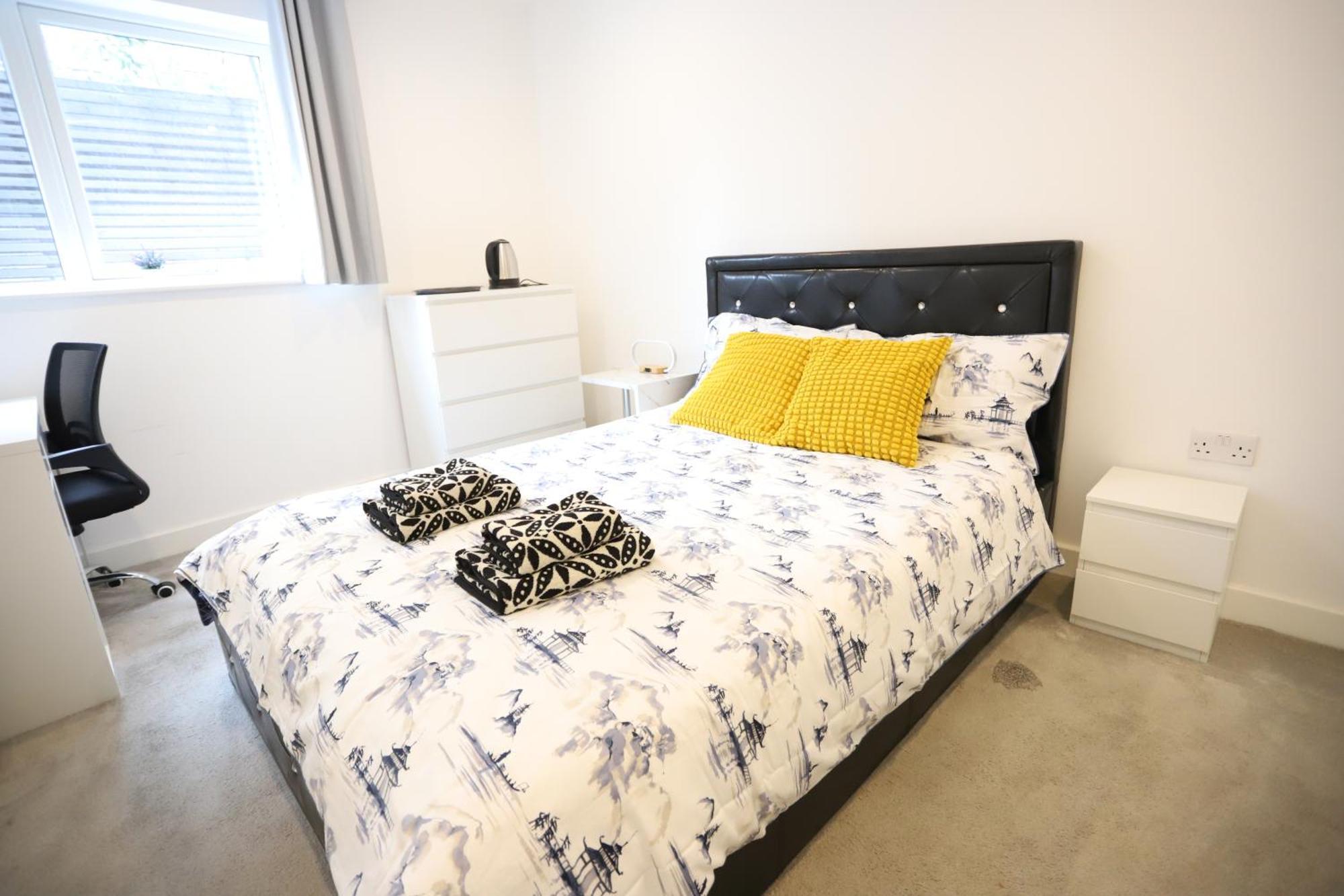 Spacious 3-Story Retreat With Rooftop Terrace And Modern Amenities 런던 외부 사진