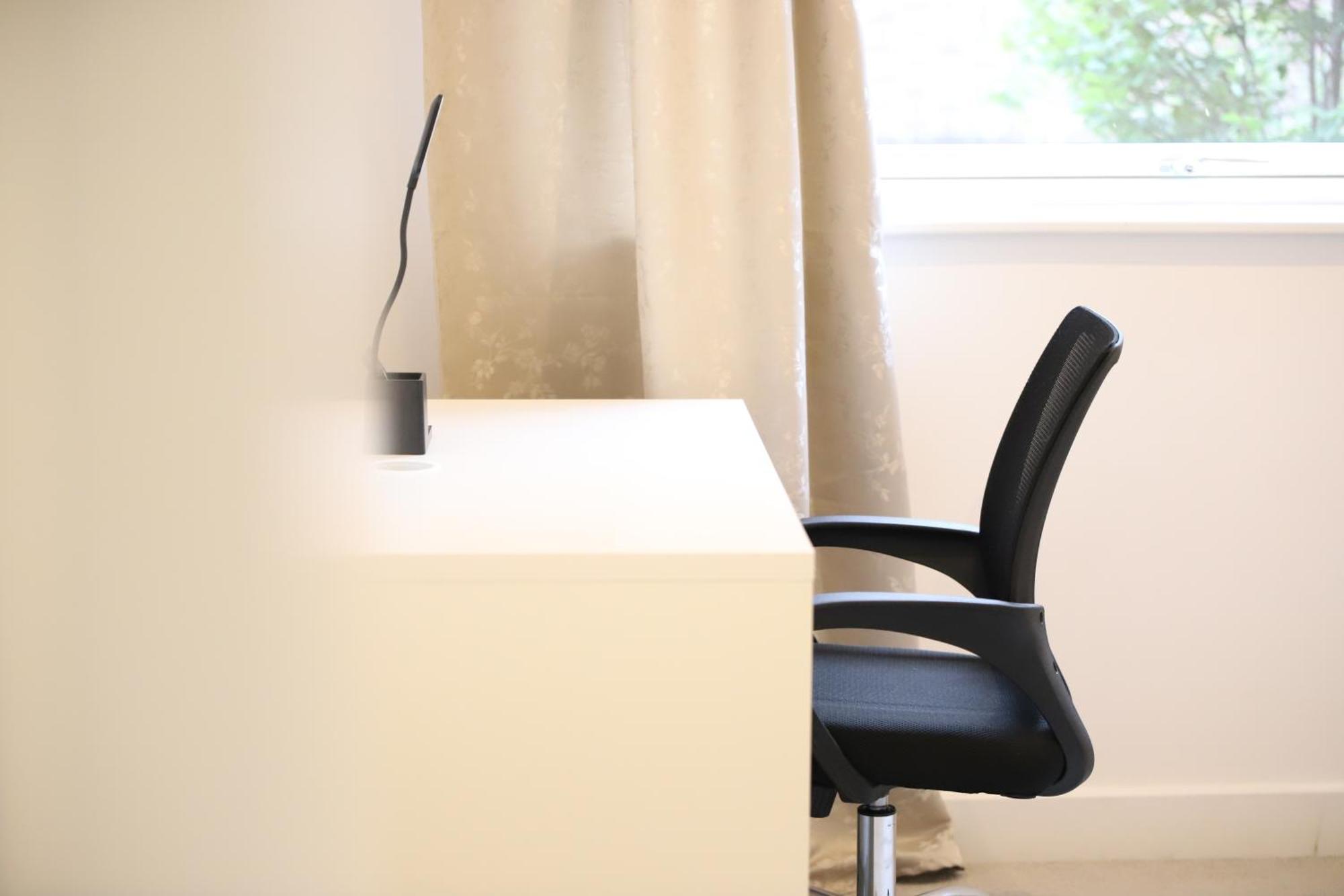 Spacious 3-Story Retreat With Rooftop Terrace And Modern Amenities 런던 외부 사진