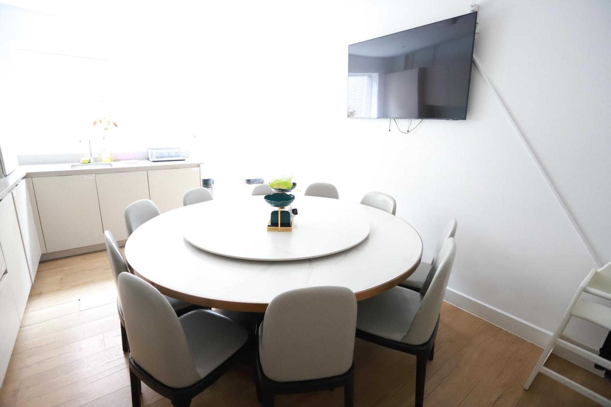 Spacious 3-Story Retreat With Rooftop Terrace And Modern Amenities 런던 외부 사진